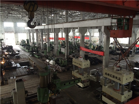 车间一角（摆放着多台准备交货的设备）