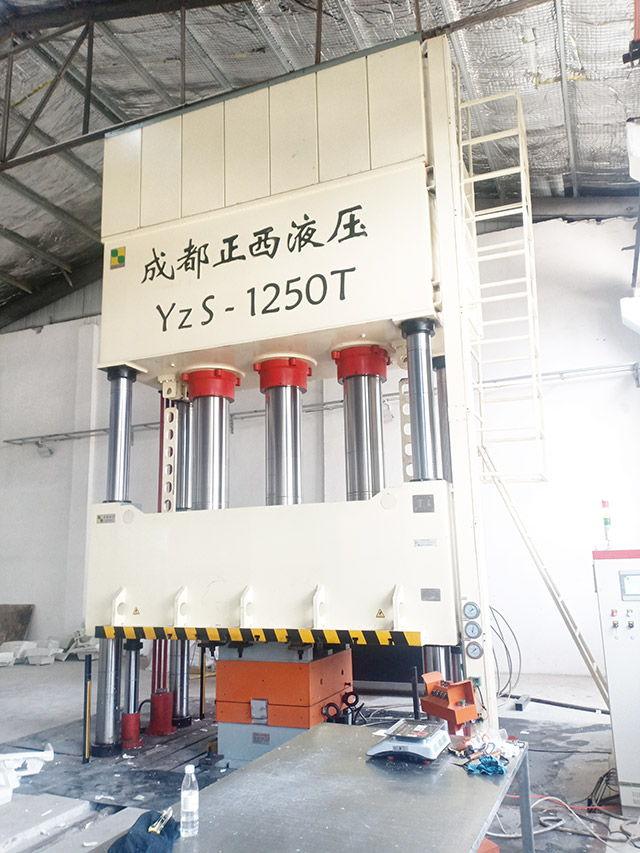 山东客户-定制的四柱液压机1250吨 山东客户-定制的四柱液压机1250吨