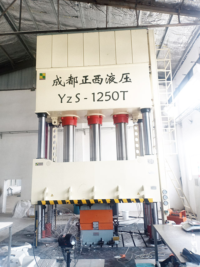 山东客户-定制的四柱液压机1250吨-完美交货安装 山东客户-定制的四柱液压机1250吨-完美交货安装
